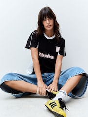Zwart en wit - Voetbal geïnspireerd grafisch korte mouwen Contrasterende kraag V-hals 100% Katoenen T-shirt - Image 4 of 9