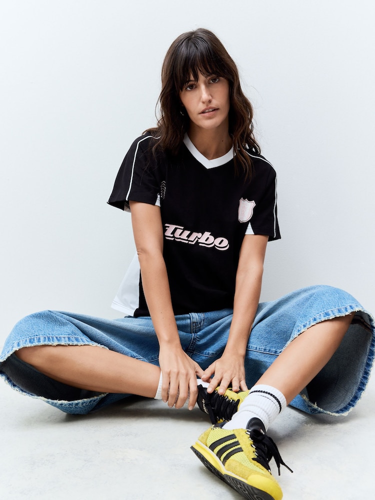 Zwart en wit - Voetbal geïnspireerd grafisch korte mouwen Contrasterende kraag V-hals 100% Katoenen T-shirt - Image 4 of 9