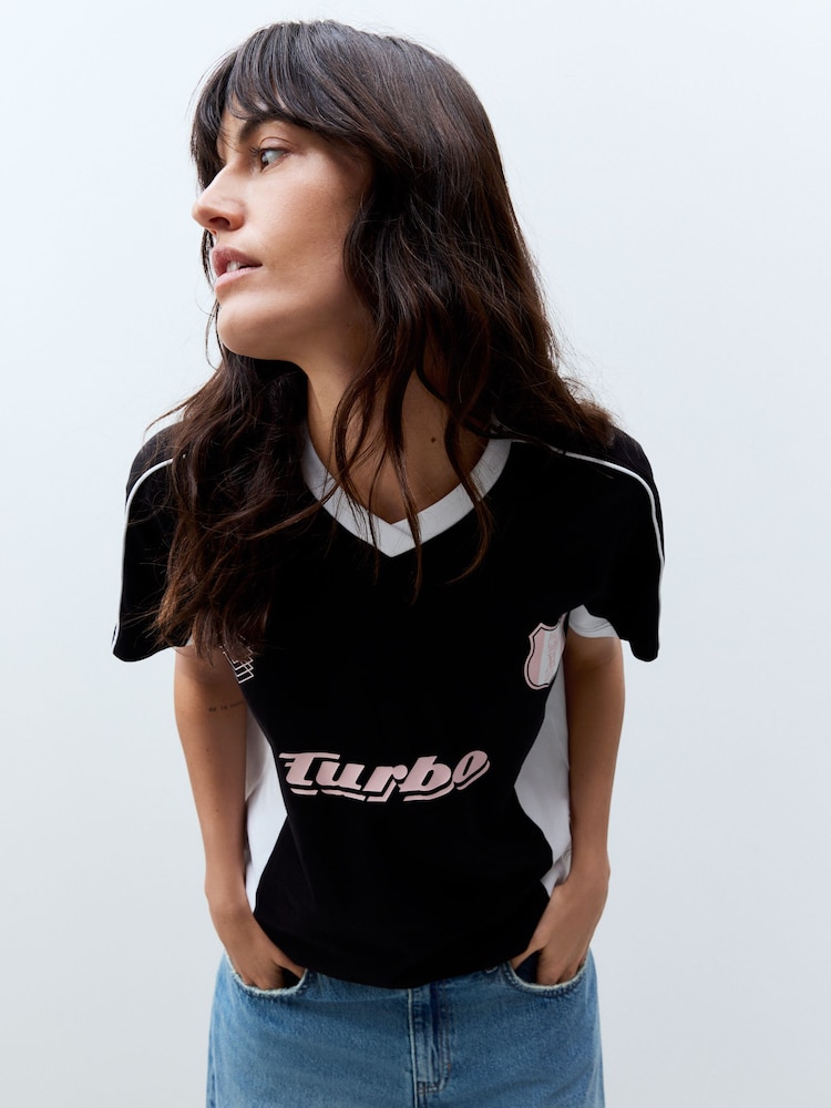Zwart en wit - Voetbal geïnspireerd grafisch korte mouwen Contrasterende kraag V-hals 100% Katoenen T-shirt - Image 5 of 9
