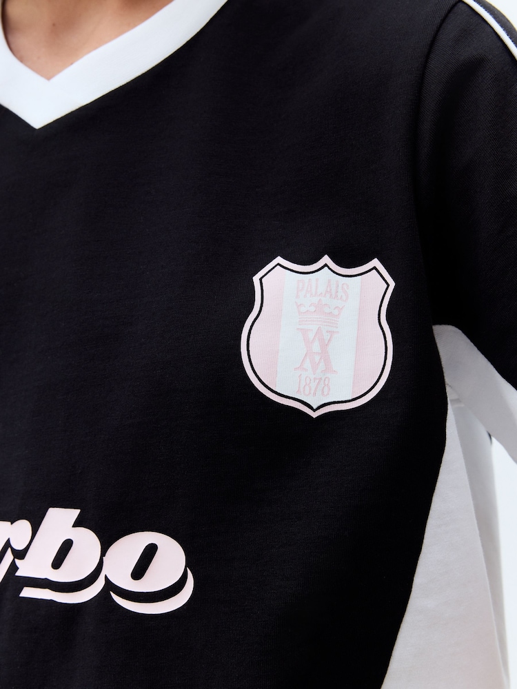 Zwart en wit - Voetbal geïnspireerd grafisch korte mouwen Contrasterende kraag V-hals 100% Katoenen T-shirt - Image 6 of 9