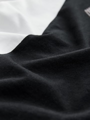 Zwart en wit - Voetbal geïnspireerd grafisch korte mouwen Contrasterende kraag V-hals 100% Katoenen T-shirt - Image 8 of 9