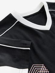 Zwart en wit - Voetbal geïnspireerd grafisch korte mouwen Contrasterende kraag V-hals 100% Katoenen T-shirt - Image 9 of 9