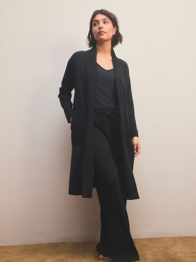 Schwarz - Strickjacke mit langem Schnitt im Stricklook - Bild 2 von 7 Schwarz - Strickjacke mit langem Schnitt im Stricklook - Bild 2 von 7