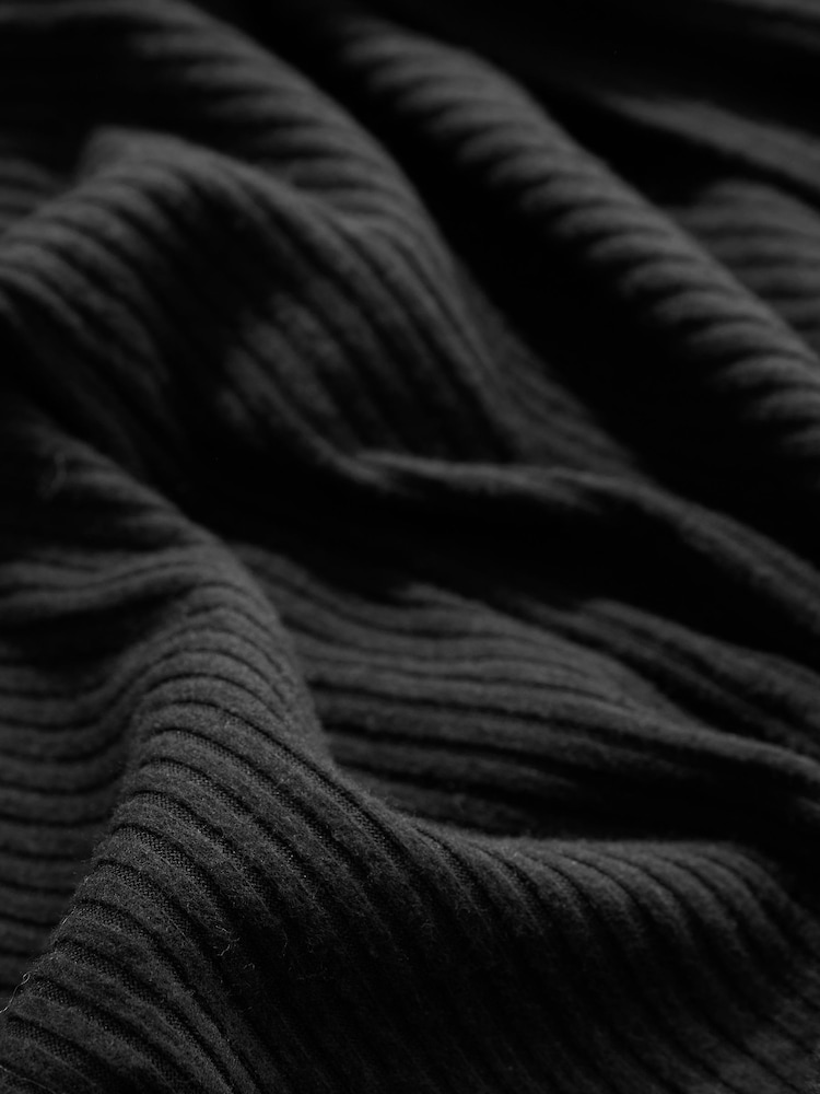 Schwarz - Strickjacke mit langem Schnitt im Stricklook - Bild 7 von 7 Schwarz - Strickjacke mit langem Schnitt im Stricklook - Bild 7 von 7