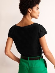 Preto - Camiseta Boden Supersoft com gola canoa - Imagem 3 de 5