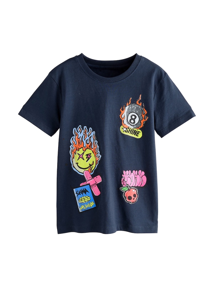 Marineblaues Graffiti - Kurzarm-T-Shirt mit Grafik in normaler Passform (3–16 J.) - Bild 5 von 5 Marineblaues Graffiti - Kurzarm-T-Shirt mit Grafik in normaler Passform (3–16 J.) - Bild 5 von 5