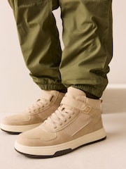Neutrale Farbe - Turnschuh mit hohem Schaft - Bild 1 von 7