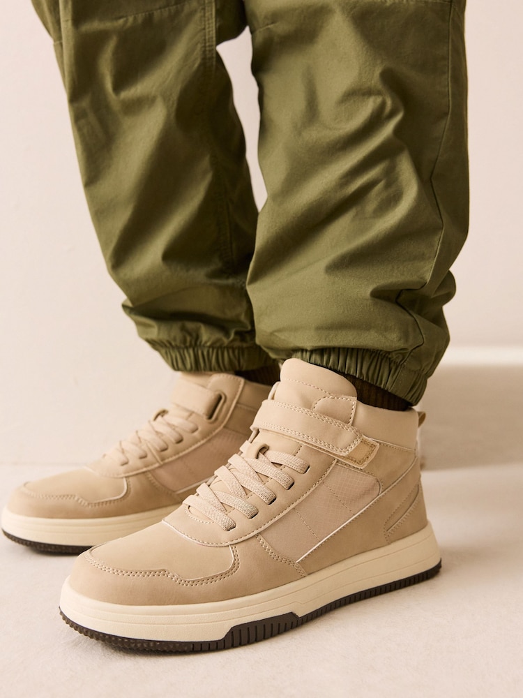 Neutrale Farbe - Turnschuh mit hohem Schaft - Bild 1 von 7