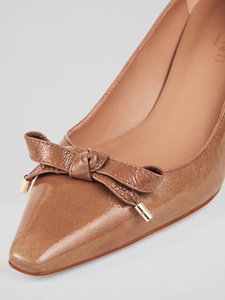 Zapatos de salón con lazo y ojales en charol arrugado Alma de LK Bennett - Imagen 4 de 4 Zapatos de salón con lazo y ojales en charol arrugado Alma de LK Bennett - Imagen 4 de 4