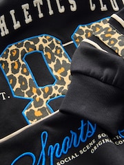Schwarz mit Animal-Print - Sweatshirt mit Slogan (3–16 Jahre) - Bild 8 von 8