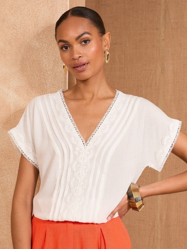 Blanco crudo - Love & Roses Lace Trim V-Neck T-Shirt - Imagen 1 de 4 Blanco crudo - Love & Roses Lace Trim V-Neck T-Shirt - Imagen 1 de 4