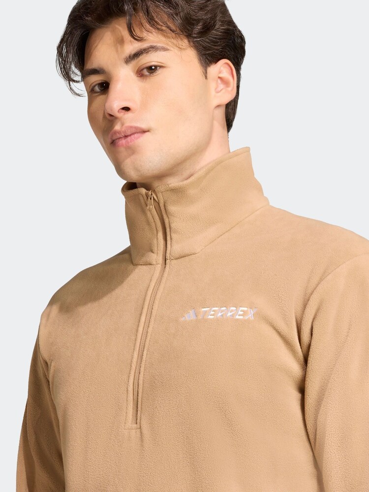 Next：日本 ブラウン - adidas マルチ エッセンシャルズ 1/2 ジップ 