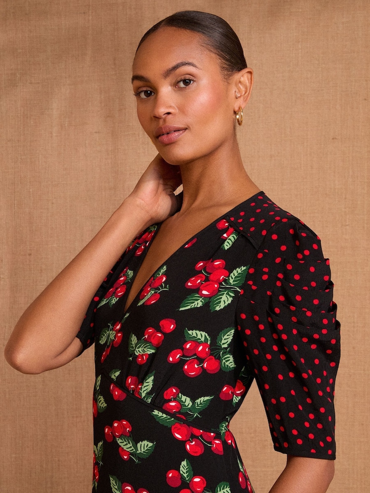 Love & Roses Black Cherry Printed Ruched Sleeve Midi Dress - Image 2 of 4