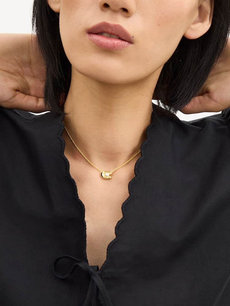 COACH Tone Pearl Signature Pendant Necklace - صورة 4 من 4 COACH Tone Pearl Signature Pendant Necklace - صورة 4 من 4