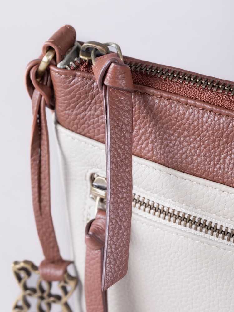 Kremowy - Mała torebka na długim pasku Lakeland Leather Beetham - Image 5 of 6
