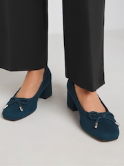 JD Williams Bajo Block Heel Classic Ballerina Court Shoes In Wide Fit - Imagen 2 de 4