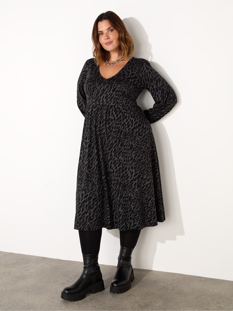 Live Unlimited Grey Curve Petite Snake Print Shift Dress - Image 1 of 4