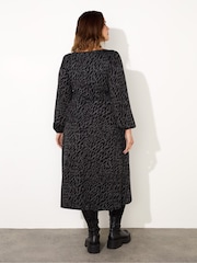 Live Unlimited Grey Curve Petite Snake Print Shift Dress - Image 4 of 4