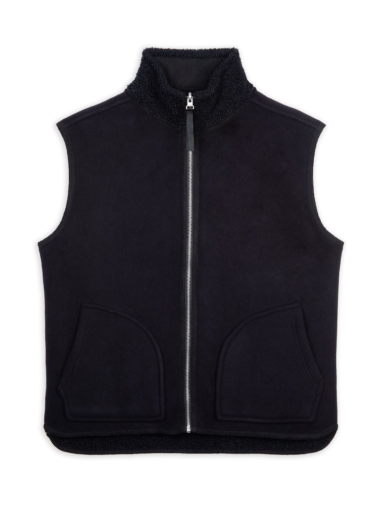 Schwarz - Chelsea Peers wendbare Weste aus Borg-Fleece - Bild 2 von 3 Schwarz - Chelsea Peers wendbare Weste aus Borg-Fleece - Bild 2 von 3