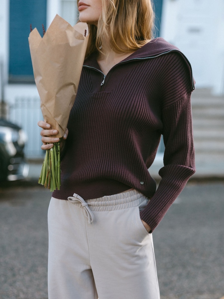 بني - Chelsea Peers Ribbed Knit Quarter Zip Funnel Sweatshirt - صورة 2 من 5