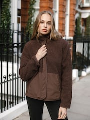 Chaqueta de forro polar de borreguito de Chelsea Peers - Imagen 2 de 4