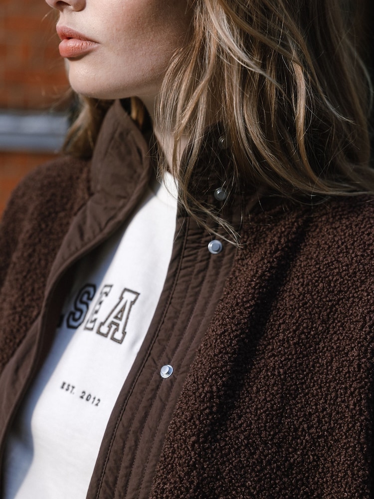 Chaqueta de forro polar de borreguito de Chelsea Peers - Imagen 4 de 4