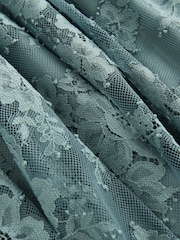 Azul empoeirado - Maxi dress drapeado com detalhes em renda para ocasiões especiais - Imagem 8 de 8