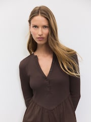 Chocolate marrom - Vestido Midi com cintura elástica e tecido misto de jersey - Imagem 4 de 5