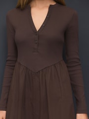 Chocolate marrom - Vestido Midi com cintura elástica e tecido misto de jersey - Imagem 5 de 5