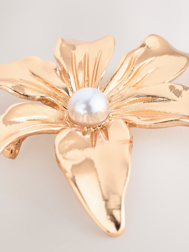 Gold Tone Flower Brooch - Image 2 of 3