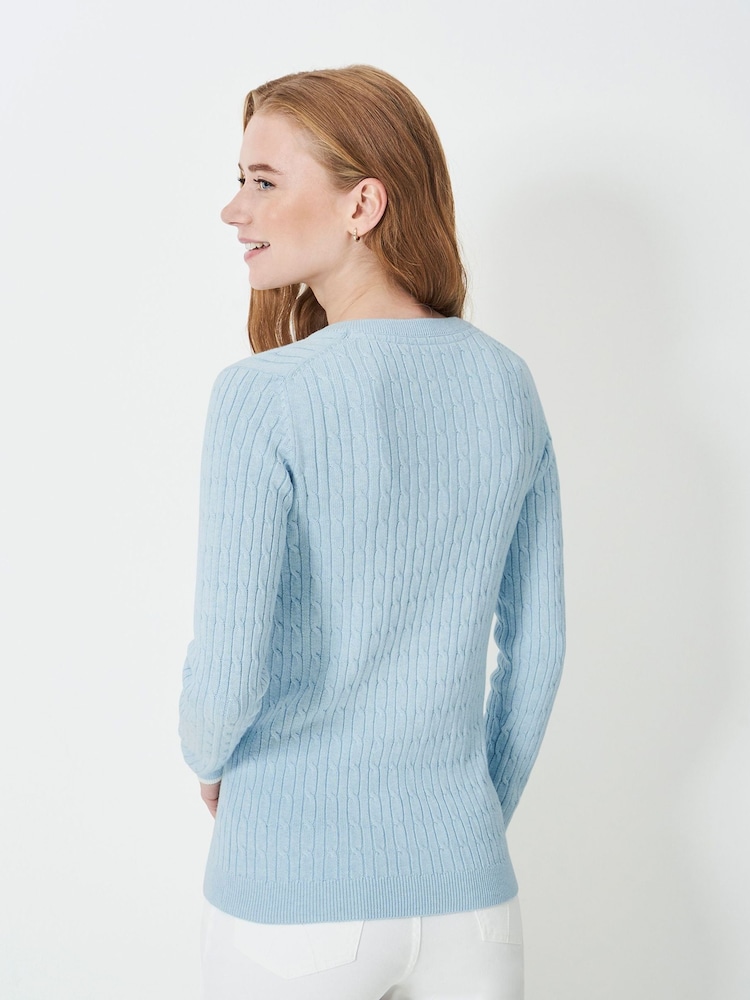 Blau/Chrom - Crew Clothing Company Heritage Pullover mit V-Ausschnitt und Zopfmuster - Bild 2 von 5 Blau/Chrom - Crew Clothing Company Heritage Pullover mit V-Ausschnitt und Zopfmuster - Bild 2 von 5