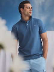 قميص بولو أنيق بتصميم كلاسيكي مصنوع من القطن 100% من Crew Clothing - صورة 1 من 8