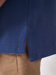 قميص بولو أنيق بتصميم كلاسيكي مصنوع من القطن 100% من Crew Clothing - صورة 7 من 8