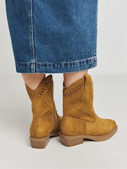 Simply Be Laser Cut Western Boots In Extra Wide Fit - Imagen 2 de 4