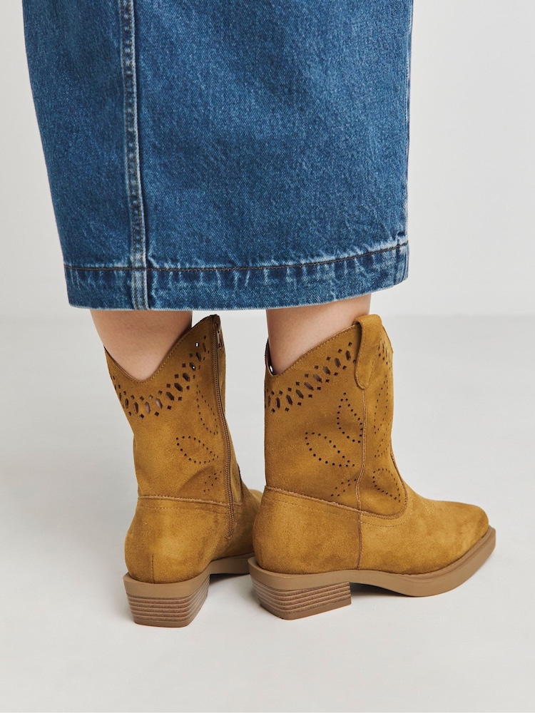 Simply Be Laser Cut Western Boots In Extra Wide Fit - Imagen 2 de 4