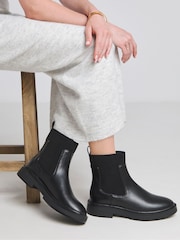 Botines Chelsea clásicos de ajuste ancho de Simply Be - Imagen 1 de 4