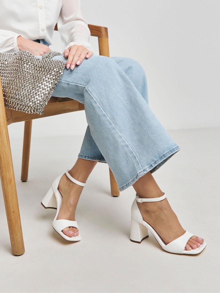 Blanco - Simply Be Barely There Block heel Sandals In Extra Wide Fit - Imagen 1 de 4