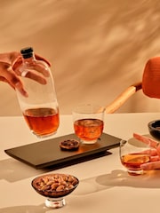 Botella alta de whisky de malta color nude con bandeja de madera - Imagen 1 de 3