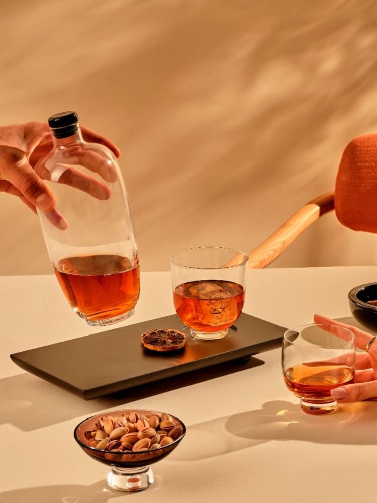 Botella alta de whisky de malta color nude con bandeja de madera - Imagen 1 de 3