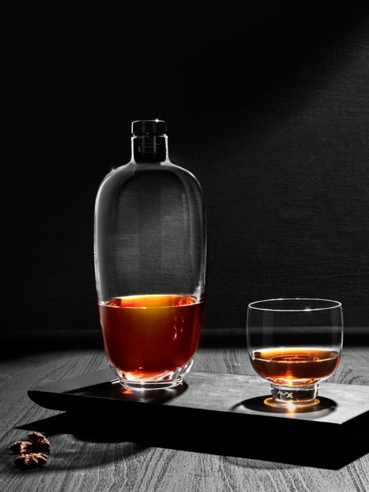Nude Clear Malt Tall Whisky Bottle with Wooden Tray - Image 2 of 3 Nude Clear Malt Tall Whisky Bottle with Wooden Tray - Image 2 of 3