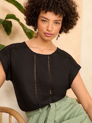 Negro - Camiseta tejida con encaje en los hombros de Love & Roses - Imagen 1 de 4