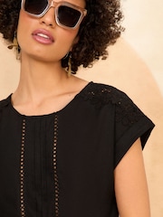 Negro - Camiseta tejida con encaje en los hombros de Love & Roses - Imagen 2 de 4