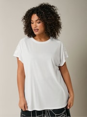 Evans White Crochet Shoulder T-Shirt - Imagen 1 de 5