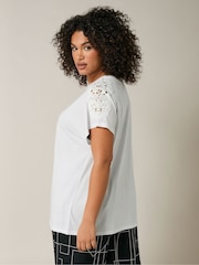 Evans White Crochet Shoulder T-Shirt - Imagen 3 de 5