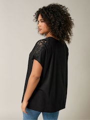 Evans Crochet Shoulder Black T-Shirt - Imagen 3 de 5