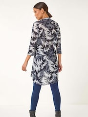 Blusa túnica com estampa abstrata romana - Imagem 3 de 5