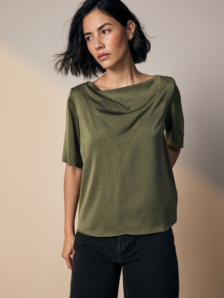 Verde cáqui - Blusa de cetim amassado com manga curta e gola alta - Imagem 1 de 6
