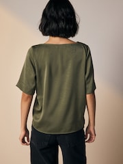 Verde cáqui - Blusa de cetim amassado com manga curta e gola alta - Imagem 2 de 6