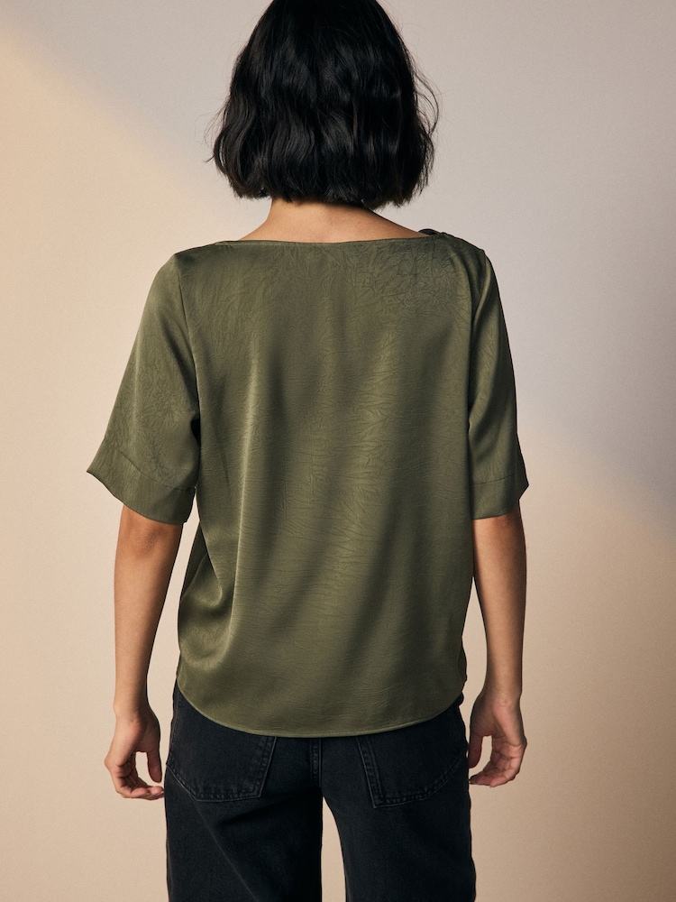 Verde cáqui - Blusa de cetim amassado com manga curta e gola alta - Imagem 2 de 6