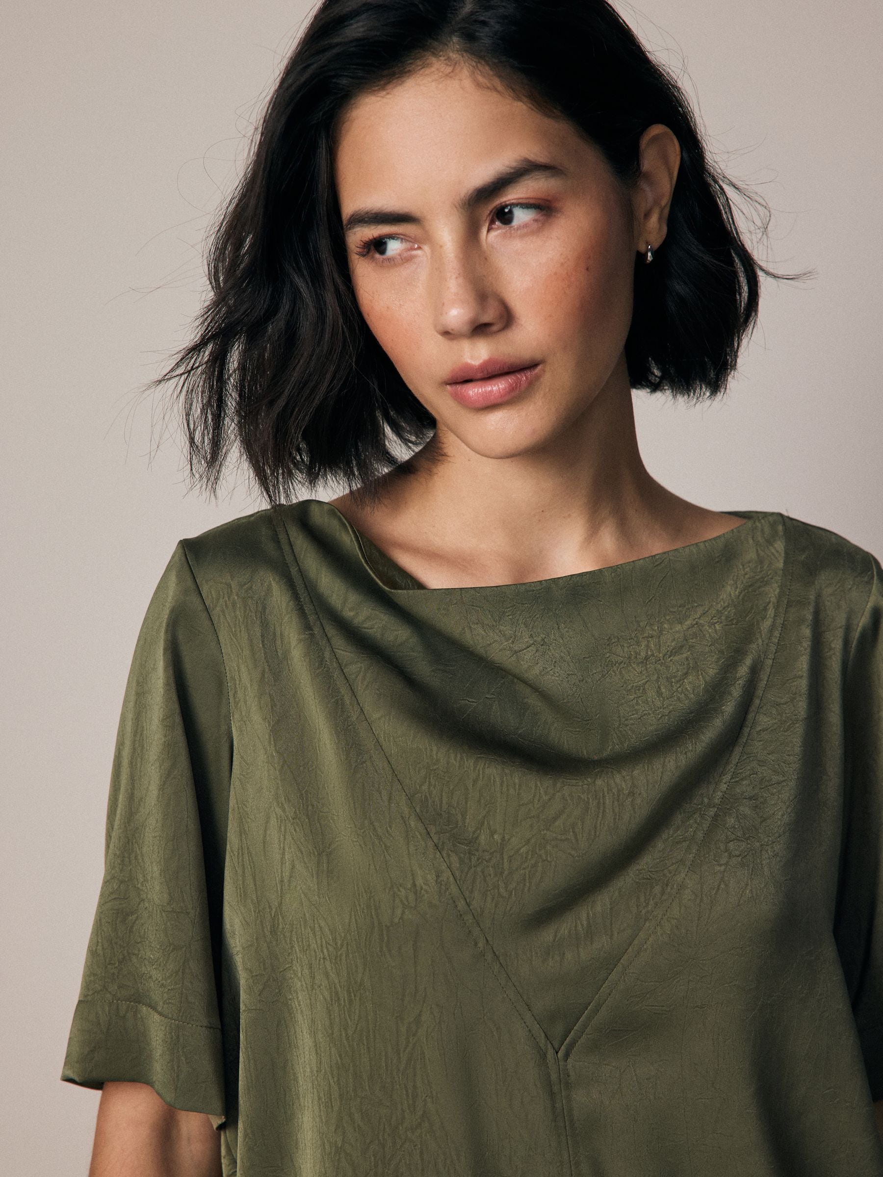 トップス ECO Buy Khaki Green Short Sleeve Crinkle Satin Cowl Neck Top
